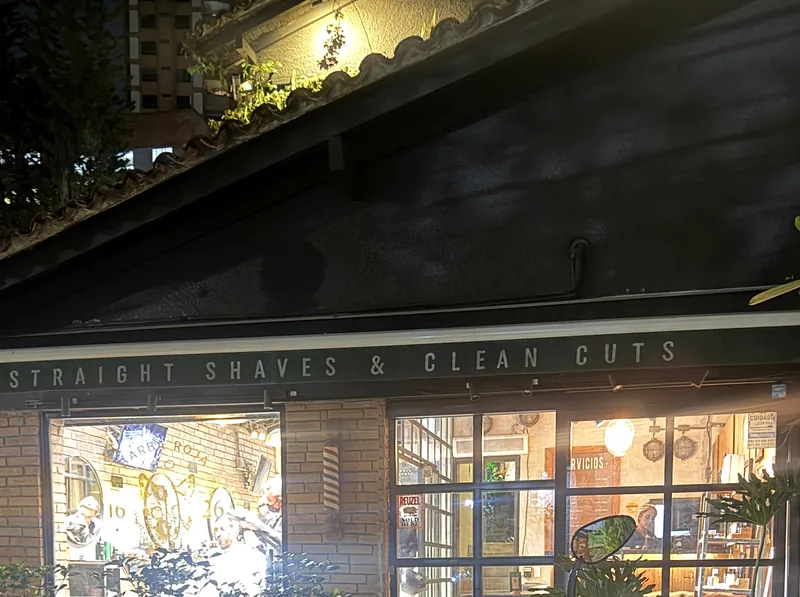 Frente del local de noche con el letrero Straight Shaves and Clean Cuts