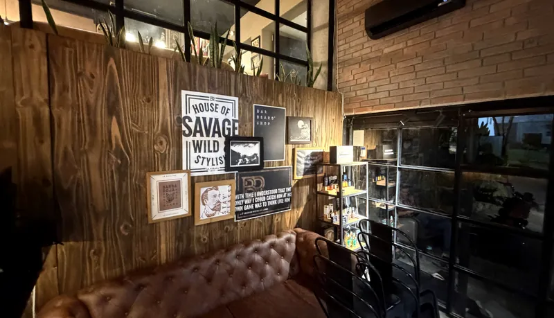 Sala de espera con sofá chesterfield y galería House of Savage, Wild and Stylish