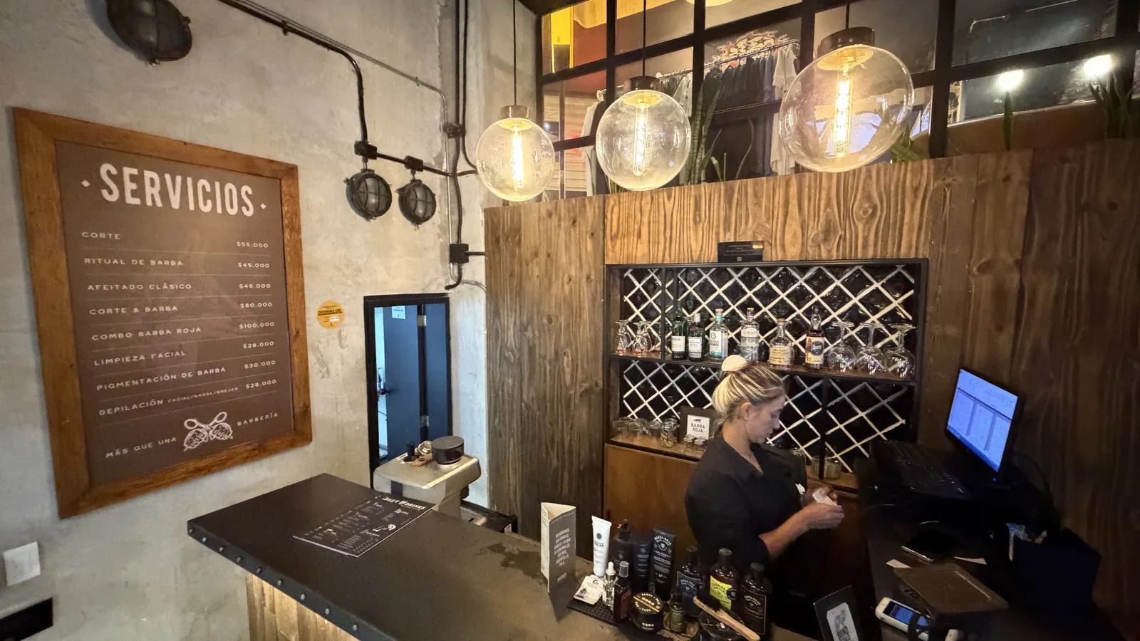 El bar de Barba Roja: lámparas globo Edison, botellas y celosía de madera