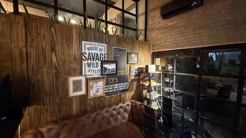 Repisa con productos de la línea Barba Roja Man-Care en la sala de espera